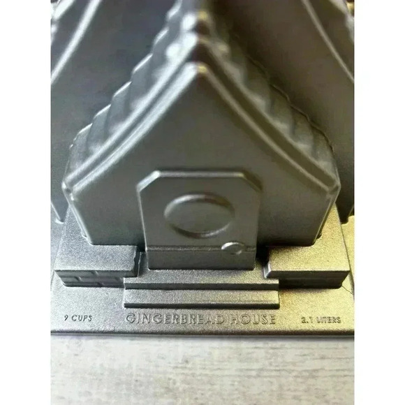 Nordic‎ Ware Aluminum Gingerbread House bakeware - Picture 3 of 3